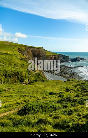 Ein wunderschöner Spaziergang zum Hartland Point mit seinem wunderschönen Leuchtturm und atemberaubendem Meerblick Stockfoto