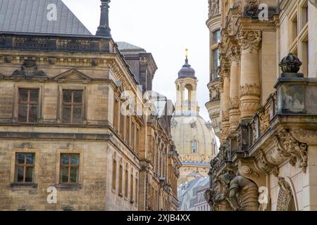 Ein Blick auf die Frauenkirche oder die Kirche unserer Lieben Frau, lutherische Kirche, mit Altstadtbrüdern im Vordergrund. Dresden, Sachsen, Deutschland. Stockfoto