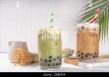 Klassischer und grüner Matcha boba-Bubble-Tee mit Tapioka-Perlen und Schlagsahne auf Glas, sommerkalter süßer Dessertdrink auf weißem t Stockfoto