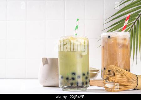 Klassischer und grüner Matcha boba-Bubble-Tee mit Tapioka-Perlen und Schlagsahne auf Glas, sommerkalter süßer Dessertdrink auf weißem t Stockfoto