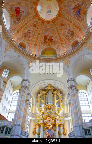 Das Innere der Frauenkirche oder der Kirche unserer Lieben Frau mit ihrer Kuppel und ihrem Altar. Lutherische Kirche. Dresden, Sachsen, Deutschland. Stockfoto