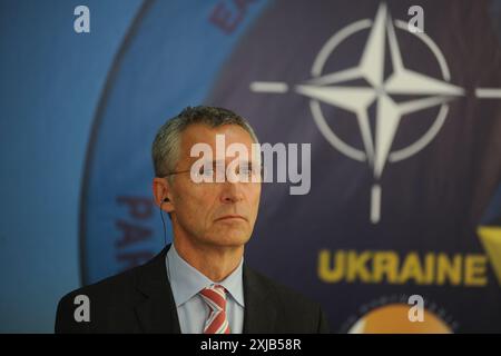 Javoriv, Ukraine - 21. September 2015: NATO-Generalsekretär Jens Stoltenberg während einer Pressekonferenz auf dem Trainingsplatz Javoriv in der Ukraine. Stockfoto