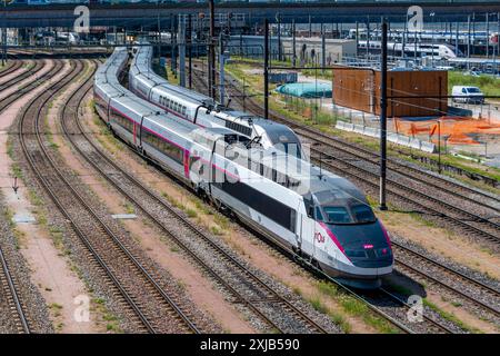 TGV-Zug Inoui in der Nähe des Bahnhofs Gare de Lyon. TGV ist der französische Intercity-Hochgeschwindigkeitszug, der von der SNCF, der staatlichen Eisenbahngesellschaft Frankreichs, betrieben wird Stockfoto