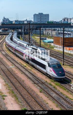 TGV-Zug Inoui in der Nähe des Bahnhofs Gare de Lyon. TGV ist der französische Intercity-Hochgeschwindigkeitszug, der von der SNCF, der staatlichen Eisenbahngesellschaft Frankreichs, betrieben wird Stockfoto