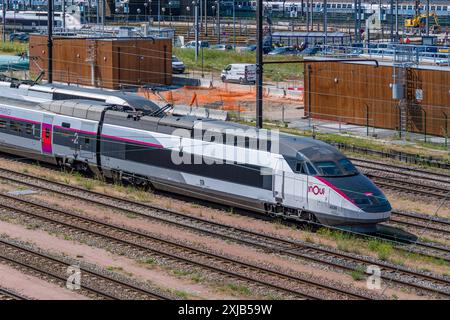 TGV-Zug Inoui in der Nähe des Bahnhofs Gare de Lyon. TGV ist der französische Intercity-Hochgeschwindigkeitszug, der von der SNCF, der staatlichen Eisenbahngesellschaft Frankreichs, betrieben wird Stockfoto