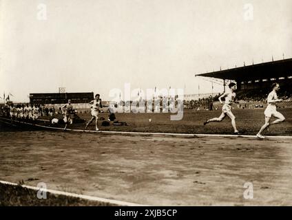 Olympische Spiele 1924 in Paris, Sommerspiele - Paavo Nurmi gewinnt das 1500-Meter-Rennen - Unbekannter Autor - die Olympischen Spiele 1924 in Paris fanden im Olympiastadion in Colombes (heute Yves-du-Manoir-Stadion) statt Stockfoto