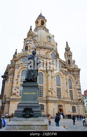 Frauenkirche oder Kirche unserer Lieben Frau. Lutherische Kirche mit Statue von Martin Luther im Vordergrund. Dresden, Sachsen, Deutschland. Stockfoto