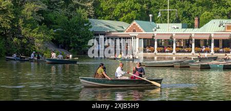 Der Lake in Central Park ist im Sommer ein beliebtes Reiseziel für Touristen und New Yorker Stockfoto