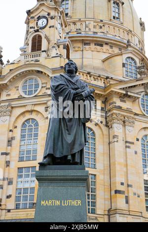 Martin-Luther-Statue mit Frauenkirche oder Kirche unserer Lieben Frau, lutherische Kirche im Hintergrund. Dresden, Sachsen, Deutschland. Stockfoto