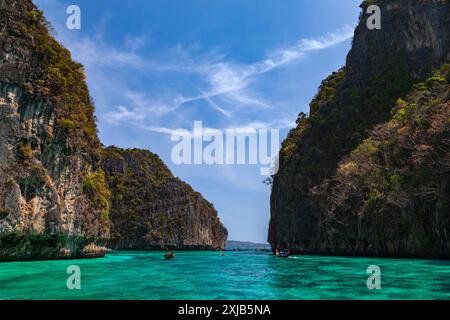 Traditionellen Longtail-Boot in Haufen Bucht auf Koh Phi Phi Leh Island, Krabi, Südthailand Stockfoto