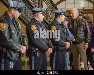 Hoboken, NJ, 11/18/12 -- Vize-Präsident Biden begrüßt die Cops nach Hurrikan Sandy während einer überfluteten Bahnstation. Stockfoto