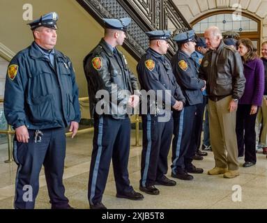 Hoboken, NJ, 11/18/12 -- Vize-Präsident Biden begrüßt die Cops nach Hurrikan Sandy während einer Tour durch die überflutete PATH-Station. Stockfoto