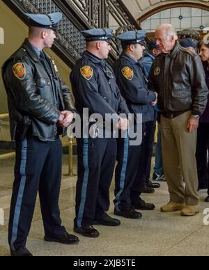 Hoboken, NJ, 11/18/12 -- Vize-Präsident Biden begrüßt die Cops nach Hurrikan Sandy während einer überfluteten Bahnstation. Stockfoto