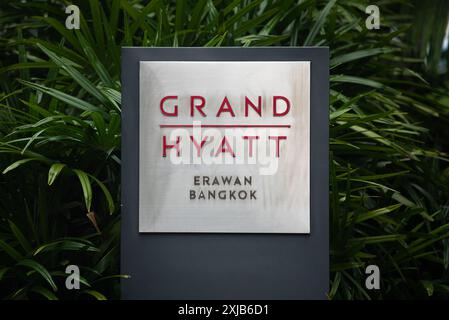 Das Schild eines Grand Hyatt Erawan Hotels ist vor dem Hotel in Bangkok zu sehen. Sechs (6) Vietnamesen (2 davon hatten die amerikanische Staatsbürgerschaft und 4 vietnamesische Staatsbürger) wurden tot in einem Hotelzimmer des Grand Hyatt Erawan Hotels im Zentrum von Bangkok aufgefunden. Am späten Abend des 16. Juli 2024 und am 17. Juli 2024 zeigten die ersten Autopsieergebnisse Spuren von Zyanid und fanden Zyanid im Blut aller sechs Leichen. (Foto: Peerapon Boonyakiat/SOPA Images/SIPA USA) Stockfoto