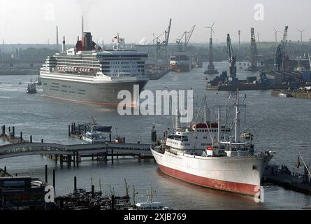 Der englische Luxusliner Queen Mary 2 aufgenommen im Hafen von Hamburg, 20. Juli 2004. *** Der britische Luxusliner Queen Mary 2 fotografiert im Hamburger Hafen, 20. Juli 2004 Stockfoto