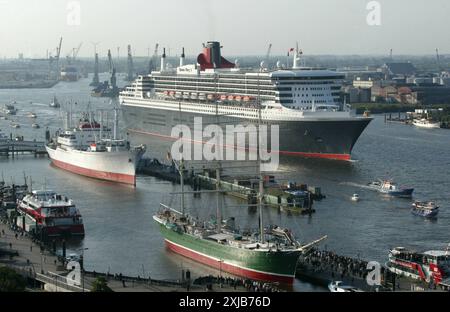 Der englische Luxusliner Queen Mary 2 aufgenommen im Hafen von Hamburg, 20. Juli 2004. *** Der britische Luxusliner Queen Mary 2 fotografiert im Hamburger Hafen, 20. Juli 2004 Stockfoto