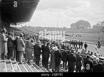 Die Eröffnungszeremonie der Olympischen Sommerspiele 1924 – die Eröffnungszeremonie der Olympischen Spiele 1924 in Paris fand am 5. Juli 1924 im Olympiastadion in Colombes (heute Yves-du-Manoir-Stadion) statt Stockfoto