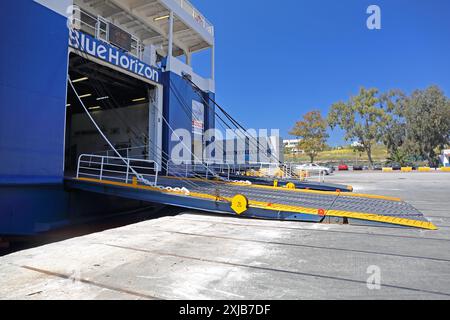 Piräus, Griechenland - 4. Mai 2015: Offene Rampe des Viertels Stern am Blue Horizon Fährschiff im Hafen von Piräus. Stockfoto