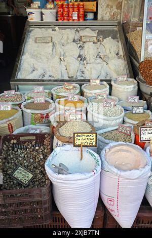 Athen, Griechenland - 05. Mai 2015: Bulk Bags Zutaten in Sacks Supermarkt auf dem Bauernmarkt im Stadtzentrum. Stockfoto