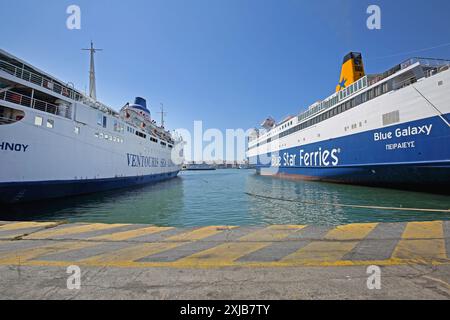 Piräus, Griechenland - 4. Mai 2015: Schiffe von ventouris Sea Lines und Blue Star Ferries legen am sonnigen Frühlingstag im Hafen von Piräus an. Stockfoto