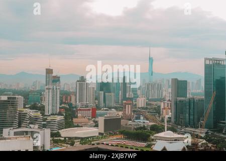 Blick auf die Stadt und die Wolkenkratzer in Kuala Lumpur, Malaysia - 22. Juni 2024 Stockfoto