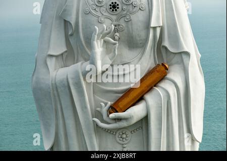 Stockbild der Weißen Guanyin-Statue im Nanshan Buddhist Cultural Park, Sanya, Hainan Island, China. Hochauflösendes Ariel-Bild aus einem Helikopter Stockfoto