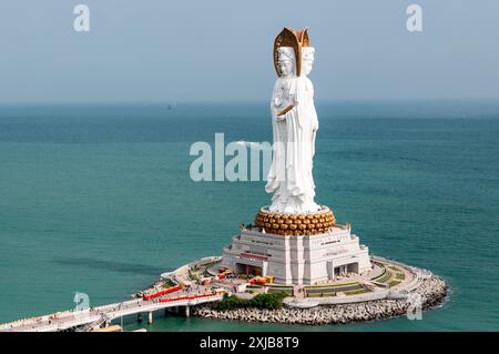 Stockbild der Weißen Guanyin-Statue im Nanshan Buddhist Cultural Park, Sanya, Hainan Island, China. Hochauflösendes Ariel-Bild Stockfoto