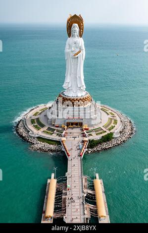Stockbild der Weißen Guanyin-Statue im Nanshan Buddhist Cultural Park, Sanya, Hainan Island, China. Hochauflösendes Ariel-Bild aus einem Helikopter Stockfoto