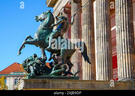 Die Löwenkämpfer 1858 Bronzestatue von Albert Wolff, die vor dem Alten Museum in Berlin aufgestellt wurde. Stockfoto