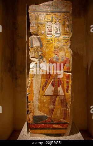 Die Säule zeigt Pharao Seti I. vor Gott Osiris. Neues Königreich Ägypten, 19. Dynastie. Ägyptisches Museum. Berlin, Deutschland. Stockfoto