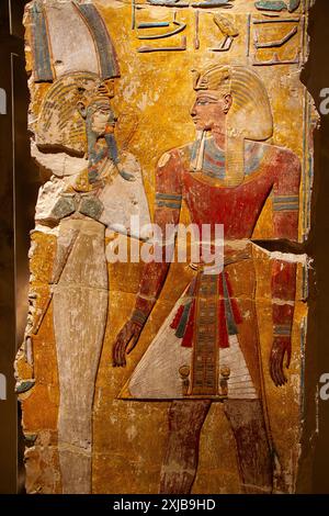 Fragment einer Säule, die Pharao Seti I. vor Gott Osiris zeigt. Neues Königreich, 19. Dynastie. Ägyptisches Museum. Berlin, Deutschland. Stockfoto