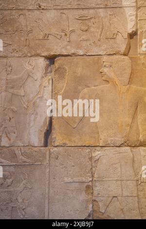 Ägyptische Flachreliefskulptur mit Hieroglyphen. Grab von Metjen. Altes Königreich. 3.-4. Dynastie. Ägyptisches Museum. Berlin, Deutschland. Stockfoto