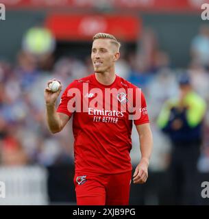 17. Juli 2024; Emirates Old Trafford Cricket Ground, Manchester, England; Vitality Blast T20 League Cricket, Lancashire Lightning gegen Nottinghamshire Outlaws; Luke Wood of Lancashire Lightning Bowling Stockfoto