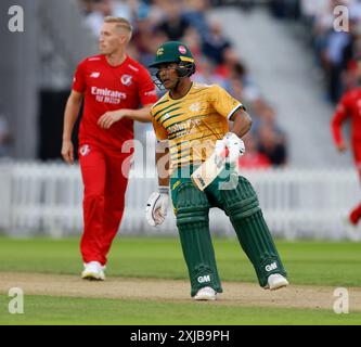 17. Juli 2024; Emirates Old Trafford Cricket Ground, Manchester, England; Vitality Blast T20 League Cricket, Lancashire Lightning gegen Nottinghamshire Outlaws; Ben Martindale von Nottingham Outlaws, der zwischen Wickets läuft Stockfoto