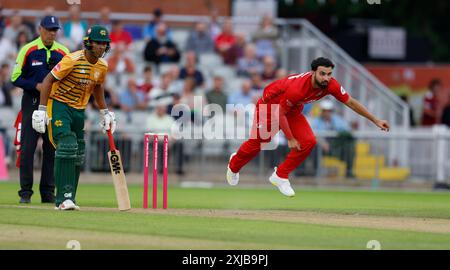 17. Juli 2024; Emirates Old Trafford Cricket Ground, Manchester, England; Vitality Blast T20 League Cricket, Lancashire Lightning gegen Nottinghamshire Outlaws; Saqib Mahmood von Lancashire Lightning Bowling Stockfoto