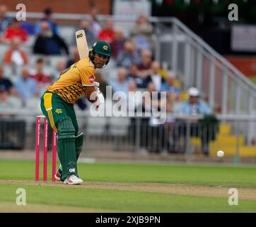 17. Juli 2024; Emirates Old Trafford Cricket Ground, Manchester, England; Vitality Blast T20 League Cricket, Lancashire Lightning gegen Nottinghamshire Outlaws; Ben Martindale von Nottingham Outlaws at bat Stockfoto