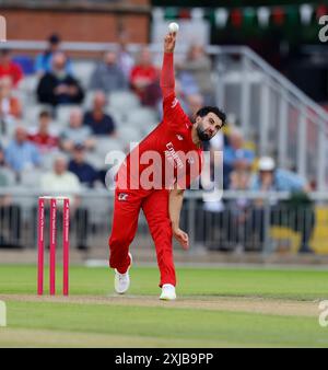 17. Juli 2024; Emirates Old Trafford Cricket Ground, Manchester, England; Vitality Blast T20 League Cricket, Lancashire Lightning gegen Nottinghamshire Outlaws; Saqib Mahmood von Lancashire Lightning Bowling Stockfoto