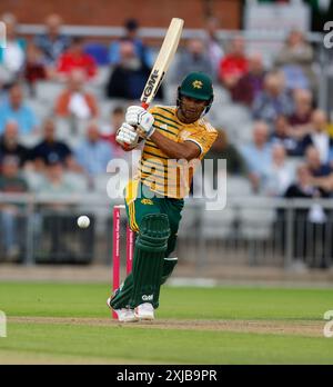 17. Juli 2024; Emirates Old Trafford Cricket Ground, Manchester, England; Vitality Blast T20 League Cricket, Lancashire Lightning gegen Nottinghamshire Outlaws; Ben Martindale von Nottingham Outlaws fährt durch die Cover Stockfoto