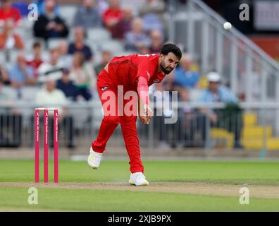 17. Juli 2024; Emirates Old Trafford Cricket Ground, Manchester, England; Vitality Blast T20 League Cricket, Lancashire Lightning gegen Nottinghamshire Outlaws; Saqib Mahmood von Lancashire Lightning Bowling Stockfoto