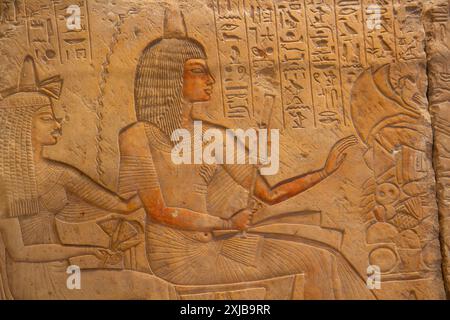 Fragment eines Reliefs von Riy und seiner Frau Maya. Neues Königreich, 18.-19. Dynastie. Ägyptisches Museum. Berlin, Deutschland. Stockfoto