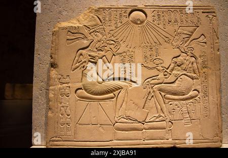 Hausaltar oder Schrein mit Pharao Akhenaton, Nefertiti und 3 ältesten ihrer 5 Töchter. Amarna-Periode. Ägyptisches Museum Berlin, Stockfoto