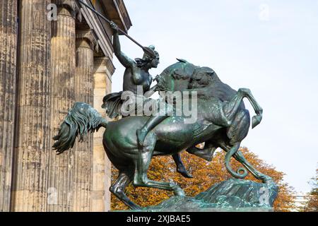 Amazone zu Pferde Bronzestatue von August Kiss, vor dem Alten Museum in Berlin installiert. Stockfoto