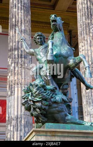 Die Löwenkämpfer 1858 Bronzestatue von Albert Wolff, die vor dem Alten Museum in Berlin aufgestellt wurde. Stockfoto