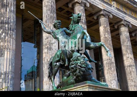 Die Löwenkämpfer 1858 Bronzestatue von Albert Wolff, die vor dem Alten Museum in Berlin aufgestellt wurde. Stockfoto