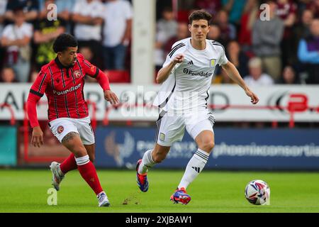 Pau Torres von Aston Villa in Aktion während des Vorbereitungsspiels Walsall vs Aston Villa im Bescot Stadium, Walsall, Großbritannien, 17. Juli 2024 (Foto: Gareth Evans/News Images) Stockfoto