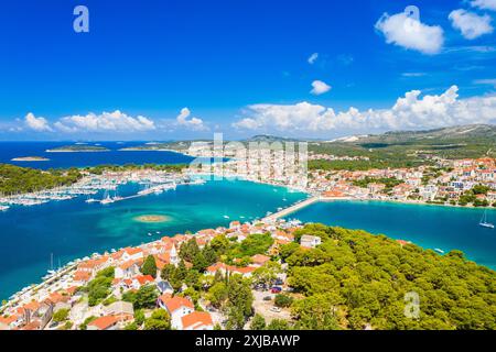 Panoramablick auf die adriatische Stadt Rogoznica, Dalmatien, Kroatien Stockfoto