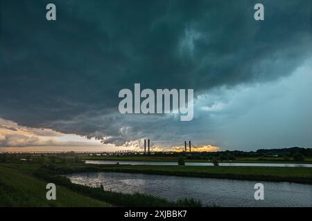 Stürmischer Himmel über der Brücke über dem Fluss Waal bei Zaltbommel, Niederlande Stockfoto