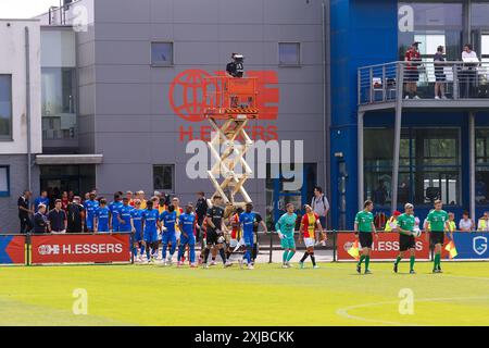 Genk, Belgien. Juli 2024. GENK, H. Essers Talent Park, 17.07.2024, Staffel 2024/2025, Freundschaftsspiel. Während des Spiels KRC Genk - Go Ahead Eagles (freundlich), Endergebnis 1:2, Spieler geben das Feld ein Credit: Pro Shots/Alamy Live News Stockfoto