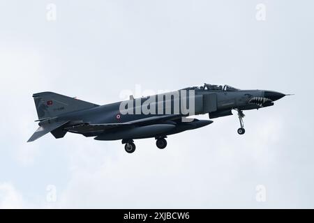 McDonnell Douglas F-4 Phantom II von 111 FILO Turkish Air Force Ankunft während des Royal International Air Tattoo 2024 Ankunftstages bei RAF Fairford, Cirencester, Vereinigtes Königreich, 17. Juli 2024 (Foto: Cody Froggatt/News Images) Stockfoto