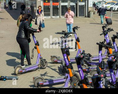 Moskau, Russland - 19. April 2023: Man nimmt Motorroller vom Yurent-Sharing-Service an einer Moskauer U-Bahn-Station Stockfoto